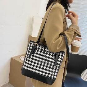 حقائب كتف نسائية كبيرة الحجم بتصميم هاوندستوث عتيق