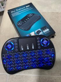 لوحة مفاتيح لاسلكية للتحكم بالوسائط المتعددة بإضاءة خلفية ثلاثية الألوان